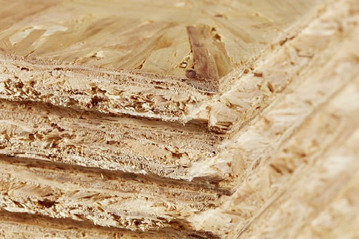 OSB-Platten mit grober Spanstruktur, stabil und vielseitig einsetzbar für Bau- und Innenausbauprojekte.