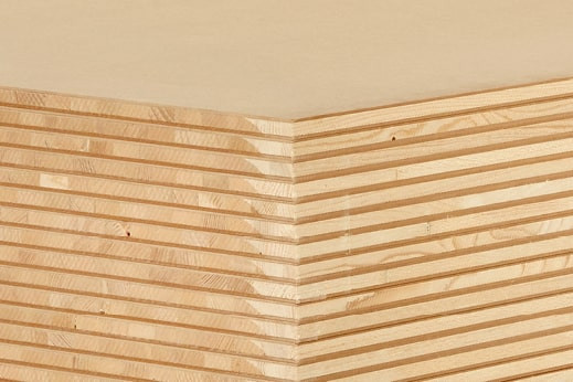 Nahaufnahme einer Tischlerplatte mit mehrschichtigem Holzaufbau, ideal für den Möbel- und Innenausbau.