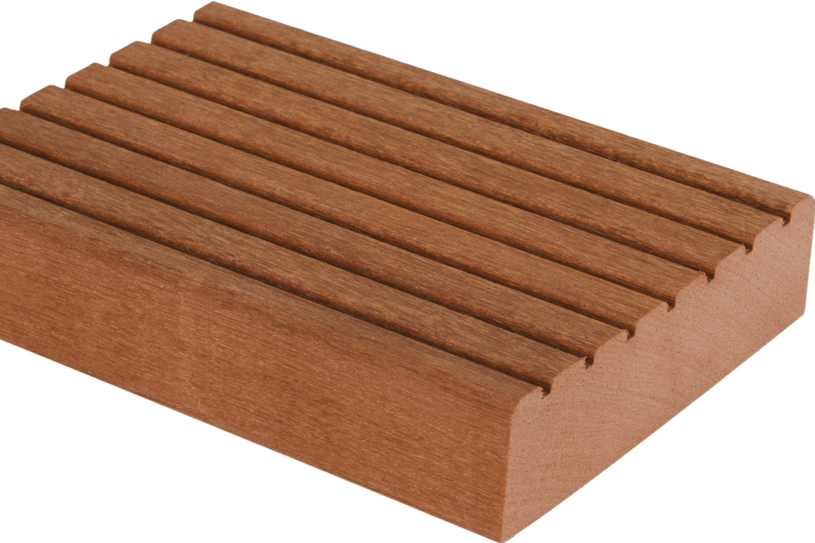 Rötlich-braune Bangkirai-Terrassendiele mit geriffelter Oberfläche und klarer Holzstruktur.