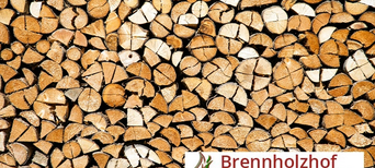 Gestapeltes Brennholz mit Logo des Brennholzhofs Ostalb in der rechten unteren Ecke.
