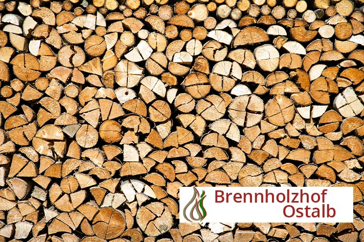 Gestapeltes Brennholz mit Logo des Brennholzhofs Ostalb in der rechten unteren Ecke.