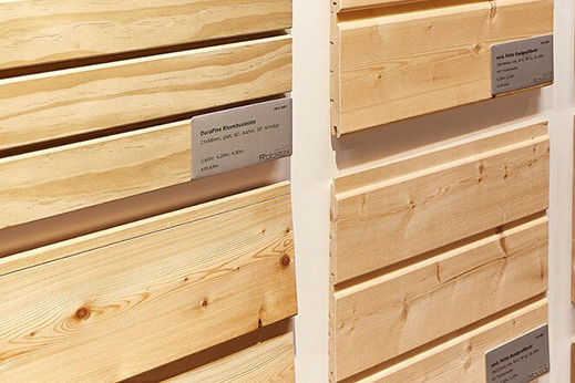 Ausschnitt einer Ausstellung mit verschiedenen Hobelwaren-Elementen