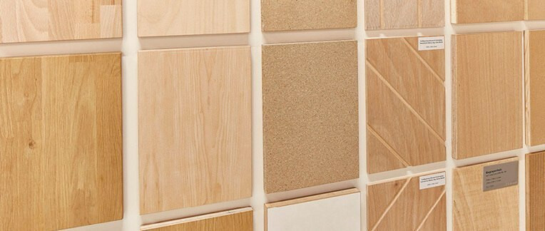 Ausstellung mit verschiedenen Plattenwerkstoffen in Holzoptik und Naturtönen, geeignet für Möbel- und Innenausbau.
