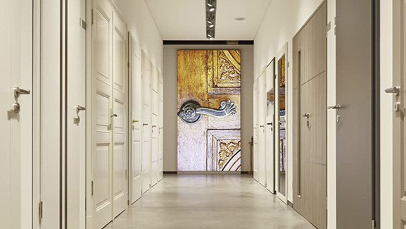 Türausstellung: Links weiße Türen, rechts Türen in Holzfarben und Grautönen.