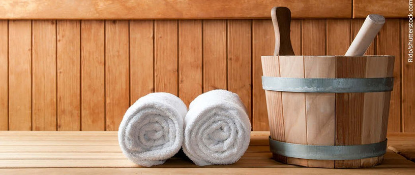 Sauna mit Handtuch und Holzzuber