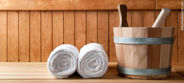 Sauna mit Handtuch und Holzzuber