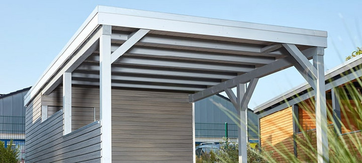 weißer Carport aus Holz