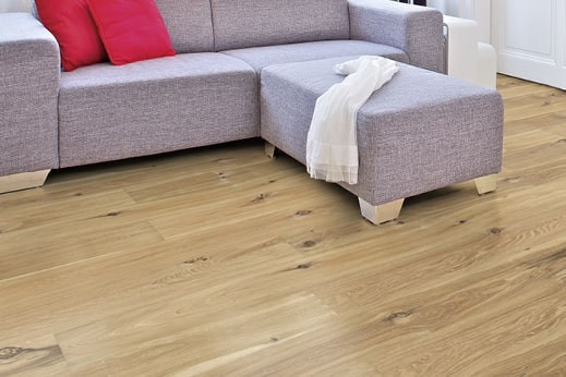Ecksofa auf rustikalem hellen Holz mit Astlöchern