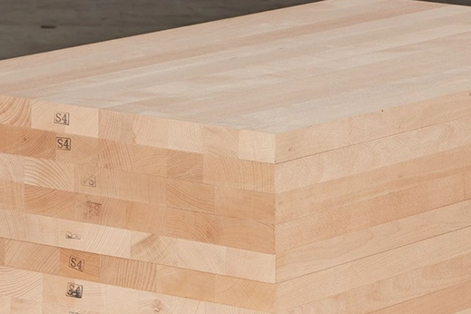 Gestapelte Massivholzplatten mit durchgehenden Lamellen, ideal für den Möbel- und Innenausbau.
