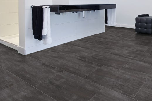Badezimmer mit Vinylboden in Holzoptik