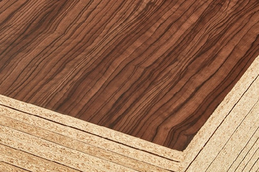 Gestapelte Dekorplatten mit Holzoptik-Oberfläche und stabiler Spanplattenbasis für Möbel- und Innenausbau.