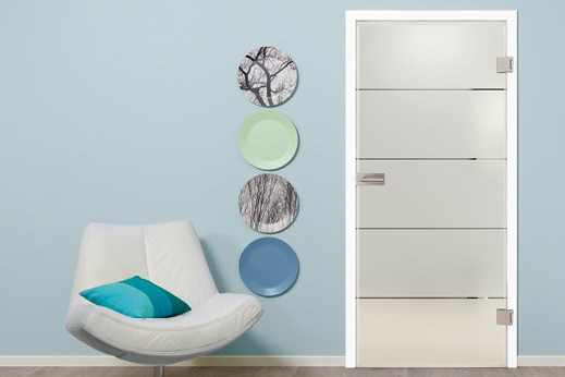 Glastür aus satiniertem Glas mit vier quer verlaufenden Streifen. Die Tür steht vor einer blauen Wand.
