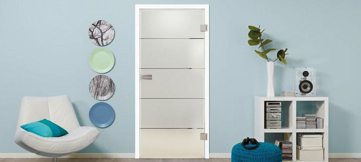 Glastür aus satiniertem Glas mit vier quer verlaufenden Streifen. Die Tür steht vor einer blauen Wand.