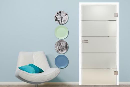 Glastür aus satiniertem Glas mit vier quer verlaufenden Streifen. Die Tür steht vor einer blauen Wand.