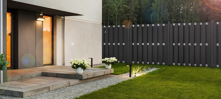 Grauer WPC-Zaun in der Nähe eines Hauses