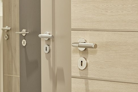 Unterschiedliche Innentüren Nahaufnahme Griffe