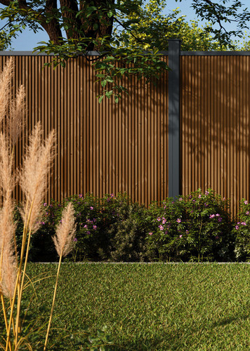 Garten-Sichtschutzzaun aus Kiefernholz mit vertikalem Profil – natürlicher Look für stilvolle Rückzugsorte