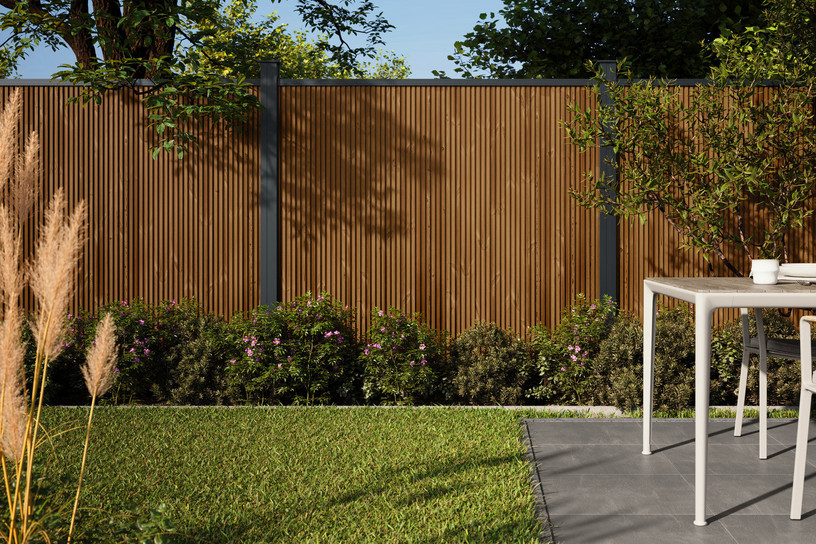 Garten-Sichtschutzzaun aus Kiefernholz mit vertikalem Profil – natürlicher Look für stilvolle Rückzugsorte.