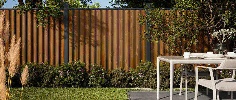 Garten-Sichtschutzzaun aus Kiefernholz mit vertikalem Profil – natürlicher Look für stilvolle Rückzugsorte.