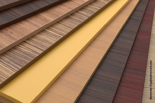 Verschiedene Holzwerkstoffplatten mit unterschiedlichen Dekoren und Farben, ideal für Möbel- und Innenausbau.