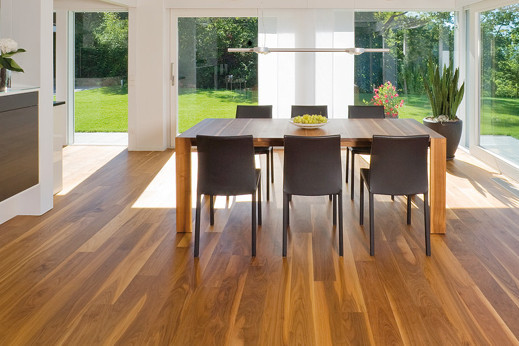 Modernes Esszimmer auf rötlichem Holzfußboden