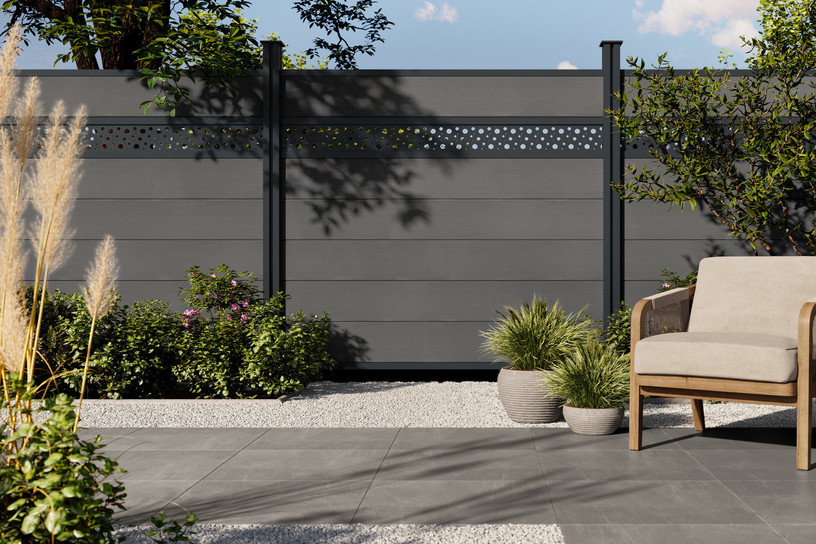 Eleganter Alu-Sichtschutzzaun mit dekorativem Kreismuster für stilvolle Gartengestaltung mit Privatsphäre.