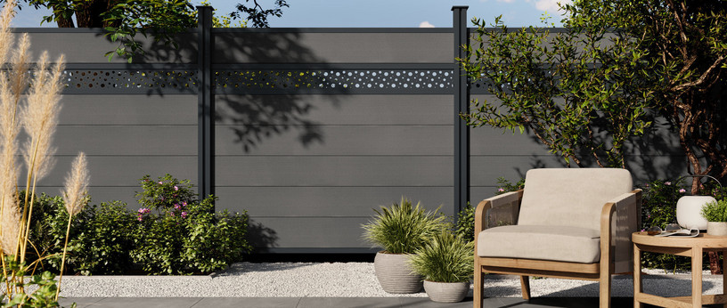 Eleganter Alu-Sichtschutzzaun mit dekorativem Kreismuster für stilvolle Gartengestaltung mit Privatsphäre.